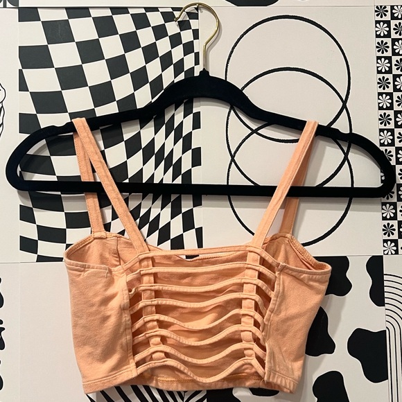🍑Peekaboo-Back Crop Top🍑 - Picture 4 of 5